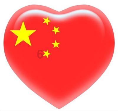 男孩得了奖状后一路展示 ，“奖状之大，小小书包装不下”